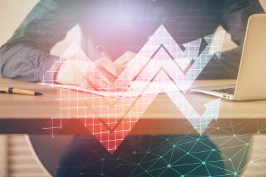 Yaratıcı işleri olan bir iş adamı. İnsanların arka planında yukarı doğru ok atıyor. Finansal büyüme kavramı. Çoklu pozlama.