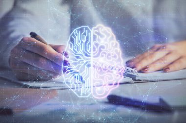 Arka planda beyin hologramıyla kadının yazma elinin çifte pozu. Beyin fırtınası kavramı.