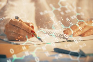 Fen formülü hologramı, arka plan notları alan kadınların elleri üzerinde. Öğrenim anlayışı. Çoklu pozlama