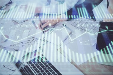 Veri teknolojisi hud 'u ile arka planda bir kadının el yazısı iki kez gösteriliyor. Büyük veri kavramı.