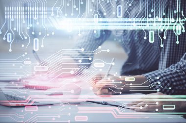 Teknoloji temalı hologramı olan bilgisayar geçmişi olan bir iş adamı. Yüksek teknoloji kavramı. Çoklu pozlama.