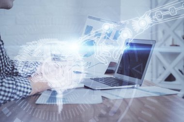 Adam klavyede beyin hologramıyla yazı yazıyor. Büyük Data kavramı. Çift pozlama.