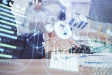 Bilgisayar geçmişi üzerinde çalışan bir adamla çok sayıda teknolojik çizime maruz kalmış. Yenilik kavramı.