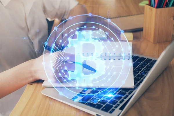 Kripto para birimi hologramı, Bitcoin, ellerin üstünde ico teması not tutuyor. Engelleme zinciri kavramı. Çoklu pozlama