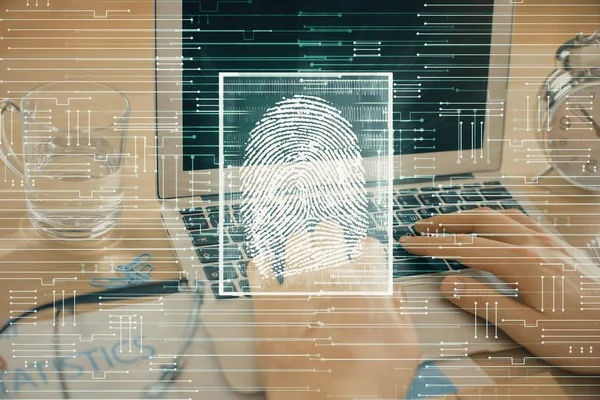 Ujjlenyomat hologram egy üzletemberrel, aki számítógépen dolgozik a háttérben. Biztonsági koncepció. Kétszeres expozíció. — Stock Fotó