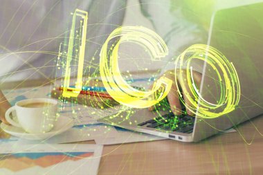 Kripto para tema hologramı arka planda bilgisayar üzerinde çalışan işadamı ile. Blockchain kavramı. Çift pozlama.