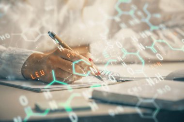 Fen formülü hologramı, arka plan notları alan kadınların elleri üzerinde. Öğrenim anlayışı. Çoklu pozlama