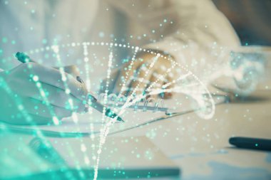 DNA temalı hologram, arka plan yazan kadınların ellerinde. Eğitim kavramı. Çift pozlama