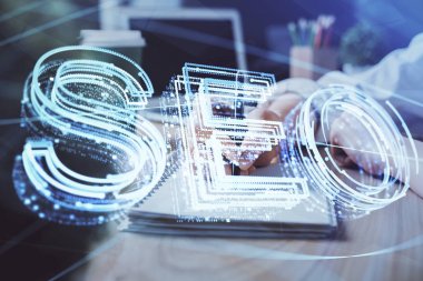 SEO simgesiyle notlar alan çok sayıda kadının ellerine maruz kalmış. Arama motoru optimizasyonu kavramı