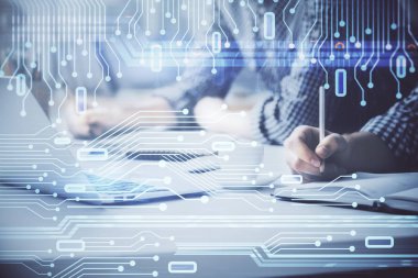 Teknoloji temalı hologramı olan bilgisayar geçmişi olan bir iş adamı. Yüksek teknoloji kavramı. Çoklu pozlama.