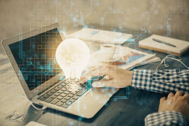 Arkaplanda bilgisayar üzerinde çalışan iş adamıyla birlikte büyüyen oklar. Başarı konsepti. Çift pozlama.