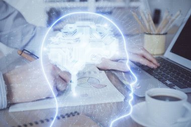 Adam klavyede beyin hologramıyla yazı yazıyor. Büyük Data kavramı. Çift pozlama.