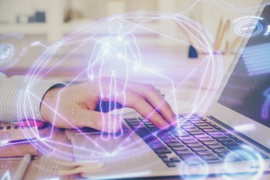 Bilim hologramı, arka planda bilgisayarla çalışan bir adam. Öğrenim anlayışı. Çift pozlama.