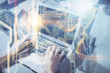 Arka planda bilgisayarla çalışan bir adamla dünya haritası hologramına çift pozlama. Dünya çapında ağ kavramı.