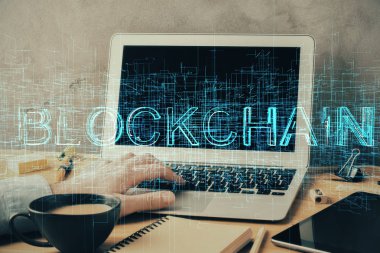 Kripto para tema hologramı arka planda bilgisayar üzerinde çalışan işadamı ile. Blockchain kavramı. Çift pozlama.