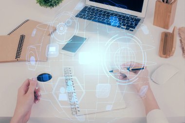 Sosyal ağ temalı hologram ellerin not almasından üstündür. Küresel uluslararası insan kavramı bağlanıyor. Çift pozlama