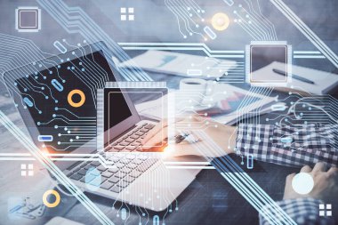 Teknoloji temalı hologramı olan bilgisayar geçmişi olan bir iş adamı. Yüksek teknoloji kavramı. Çoklu pozlama.