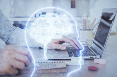 Adam klavyede beyin hologramıyla yazı yazıyor. Büyük Data kavramı. Çift pozlama.