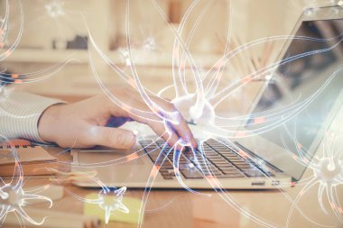 Nöron hologramı, arka planda bilgisayarla çalışan bir adam. Eğitim konsepti. Çift pozlama.