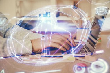 Bilim hologramı, arka planda bilgisayarla çalışan bir adam. Öğrenim anlayışı. Çift pozlama.