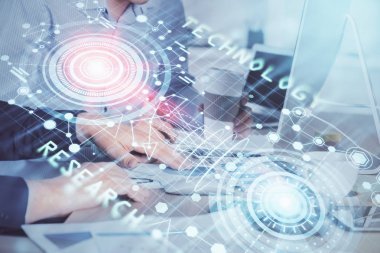 Bilgisayar geçmişi üzerinde çalışan bir adamla teknolojinin hologramına çifte maruz kalma. Büyük veri kavramı.