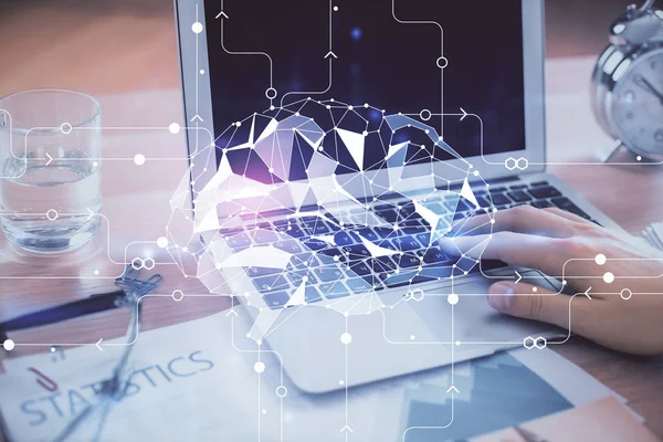 Hombre escribiendo en el fondo del teclado con holograma cerebral. Concepto de big data. —  Fotos de Stock