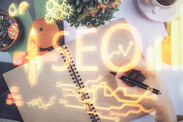 SEO simgesiyle notlar alan çok sayıda kadının ellerine maruz kalmış. Arama motoru optimizasyonu kavramı