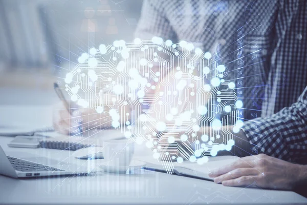 Hombre escribiendo en el fondo del teclado con holograma cerebral. Concepto de big data. —  Fotos de Stock