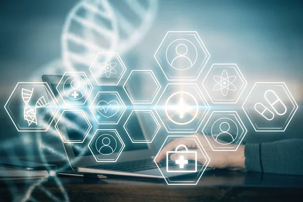 DNA hologram met zakenman werkend op computer op de achtergrond. Concept van bio-engineering. Dubbele blootstelling. — Stockfoto