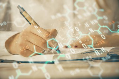Fen formülü hologramı, arka plan notları alan kadınların elleri üzerinde. Öğrenim anlayışı. Çoklu pozlama