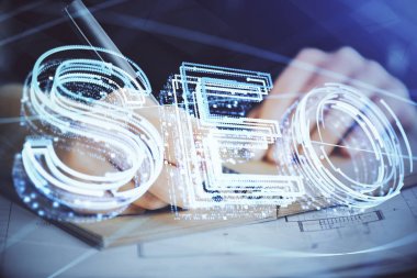 SEO simgesiyle notlar alan çok sayıda kadının ellerine maruz kalmış. Arama motoru optimizasyonu kavramı