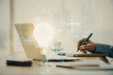 Arkaplanda bilgisayar üzerinde çalışan iş adamıyla birlikte büyüyen oklar. Başarı konsepti. Çift pozlama.