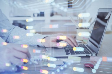 Teknoloji temalı dizüstü bilgisayarla çalışan bir iş adamı. Büyük veri kavramı. Çift pozlama.