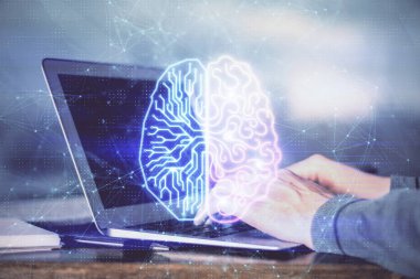 Adam klavyede beyin hologramıyla yazı yazıyor. Büyük Data kavramı. Çift pozlama.