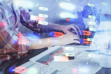 Bilgisayar geçmişi üzerinde çalışan bir adamla teknolojinin hologramına çifte maruz kalma. Büyük veri kavramı.