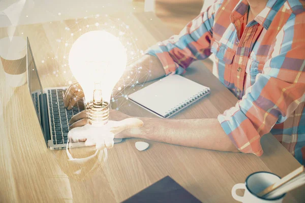 Flechas crecientes con hombres de negocios trabajando en la computadora en segundo plano. Concepto de éxito. Doble exposición. —  Fotos de Stock