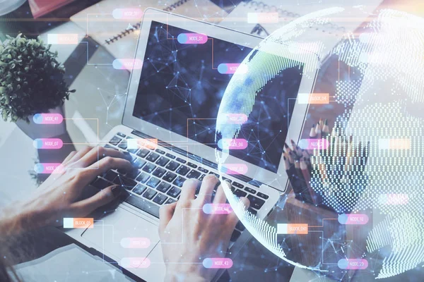 Arka planda bilgisayarla çalışan bir adamla dünya haritası hologramına çift pozlama. Dünya çapında ağ kavramı.