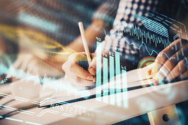 İnsan ellerine ve endüstriler için soyut yenilikçi teknolojilere yakın durun. Çift pozlama.