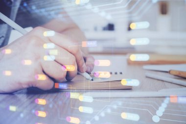 Teknoloji temalı çoklu pozlama simgeleri ile insan elleri yazılıyor.