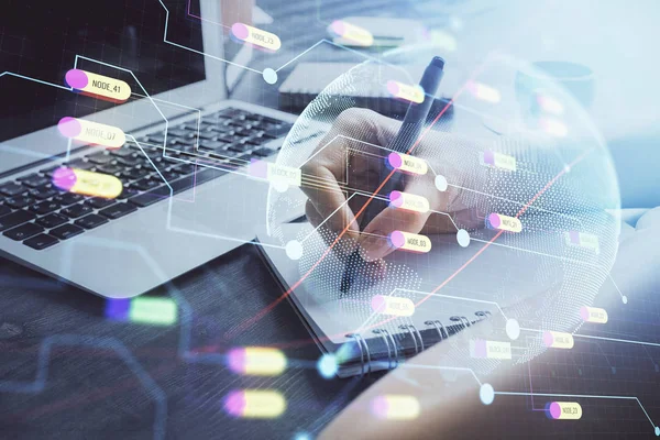 Doppelbelichtung der Hände, die Notizen mit Hologramm der Weltkarte und Symbolen für das Datenthema machen. Konzept globaler Computerdaten. — Stockfoto