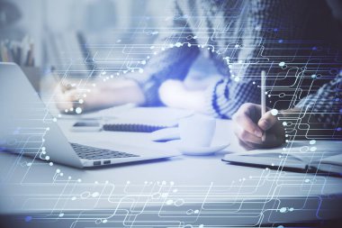 Teknoloji temalı hologramı olan bilgisayar geçmişi olan bir iş adamı. Yüksek teknoloji kavramı. Çoklu pozlama.