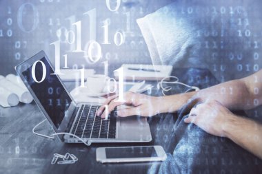 Teknoloji temalı hologramı olan bilgisayar geçmişi olan bir iş adamı. Yüksek teknoloji kavramı. Çoklu pozlama.