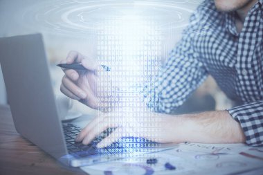 Teknoloji temalı hologramı olan bilgisayar geçmişi olan bir iş adamı. Yüksek teknoloji kavramı. Çoklu pozlama.