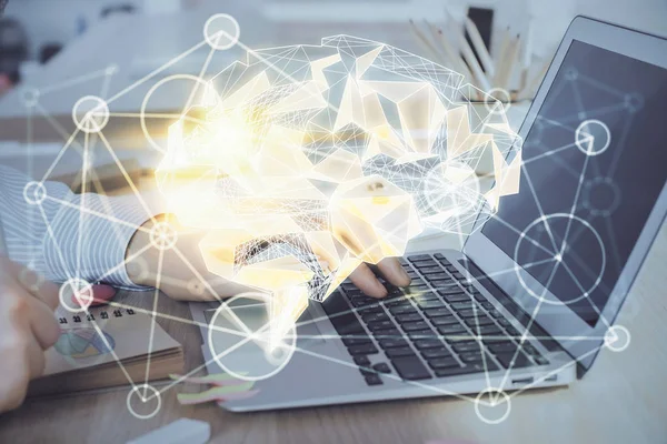 Hombre escribiendo en el fondo del teclado con holograma cerebral. Concepto de big data. Doble exposición. —  Fotos de Stock