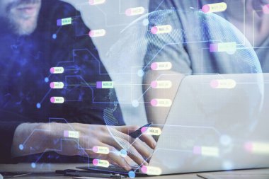 Veri temalı hologramın arka planda bilgisayar üzerinde çalışan bir adamla çoklu pozlandırılması. Yenilik kavramı.