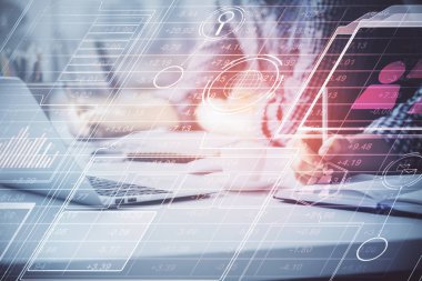 Teknoloji temalı hologramı olan bilgisayar geçmişi olan bir iş adamı. Yüksek teknoloji kavramı. Çoklu pozlama.