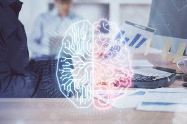 Bilgisayar geçmişi ve beyin temalı hologramı olan bir adam. Beyin fırtınası kavramı. Çift pozlama.