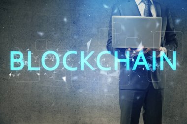 Kripto para tema hologramı arka planda bilgisayar üzerinde çalışan işadamı ile. Blockchain kavramı. Çift pozlama.