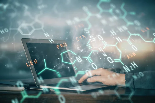Holograma fórmula científica com o homem trabalhando no computador em segundo plano. Conceito de educação. Dupla exposição. — Fotografia de Stock
