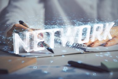 Arkaplana veri teknolojisi hologramıyla el yazıları yazan kadınların çoklu pozları. Yenilik kavramı.